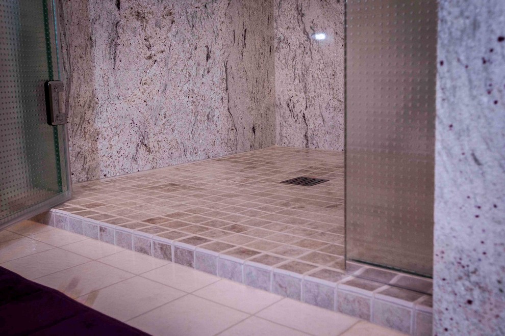 Idee per una grande stanza da bagno padronale moderna con vasca freestanding, doccia ad angolo, piastrelle bianche, piastrelle in ceramica, pareti beige e pavimento con piastrelle in ceramica