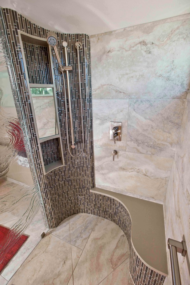 Imagen de cuarto de baño principal ecléctico grande con bañera exenta, ducha esquinera, baldosas y/o azulejos blancos, baldosas y/o azulejos de cerámica, paredes beige y suelo de baldosas de cerámica
