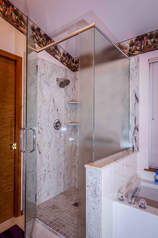 Immagine di una grande stanza da bagno padronale bohémian con vasca freestanding, doccia ad angolo, piastrelle grigie, piastrelle in ceramica, pareti beige e pavimento con piastrelle in ceramica