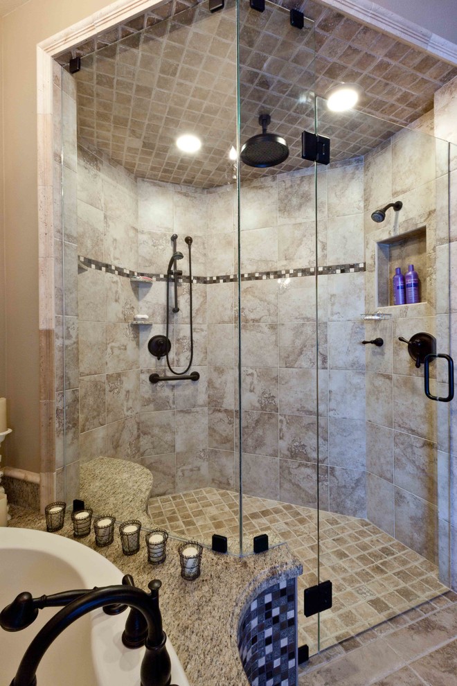 Esempio di una stanza da bagno tradizionale con vasca idromassaggio, doccia ad angolo e piastrelle beige