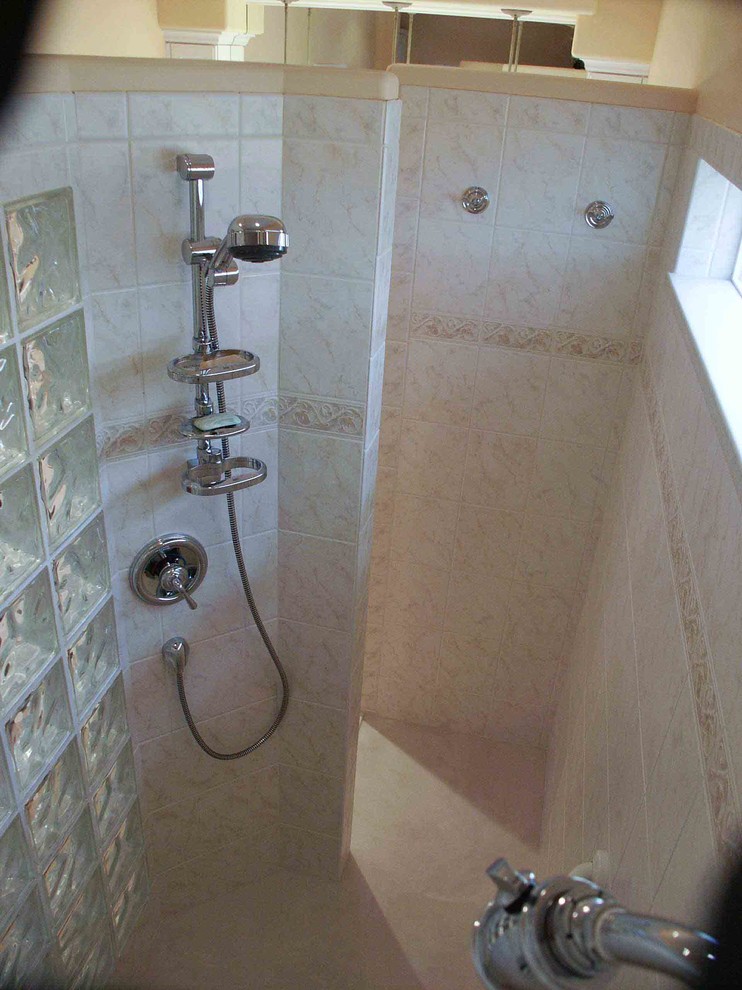 Пример оригинального дизайна: большая главная ванная комната в стиле фьюжн с отдельно стоящей ванной, угловым душем, белой плиткой, керамической плиткой, бежевыми стенами и полом из керамической плитки