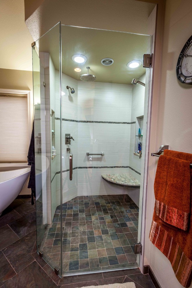 Cette image montre une grande salle de bain principale bohème avec une baignoire indépendante, une douche d'angle, un carrelage blanc, des carreaux de céramique, un mur beige et un sol en carrelage de céramique.