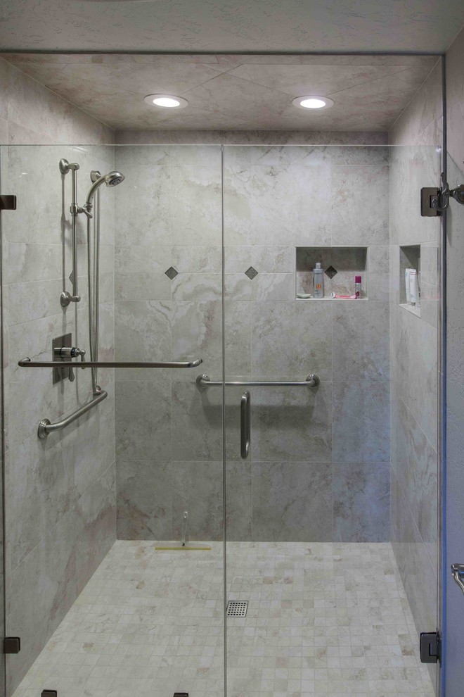 Esempio di una grande stanza da bagno padronale moderna con vasca freestanding, doccia ad angolo, piastrelle bianche, piastrelle in ceramica, pareti beige e pavimento con piastrelle in ceramica