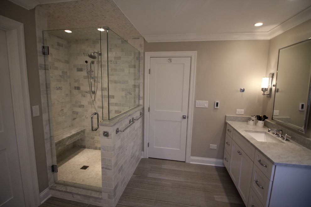 Idéer för ett mycket stort klassiskt en-suite badrum, med skåp i shakerstil, vita skåp, ett fristående badkar, en öppen dusch, grå kakel, grå väggar, klinkergolv i porslin, ett undermonterad handfat och marmorbänkskiva