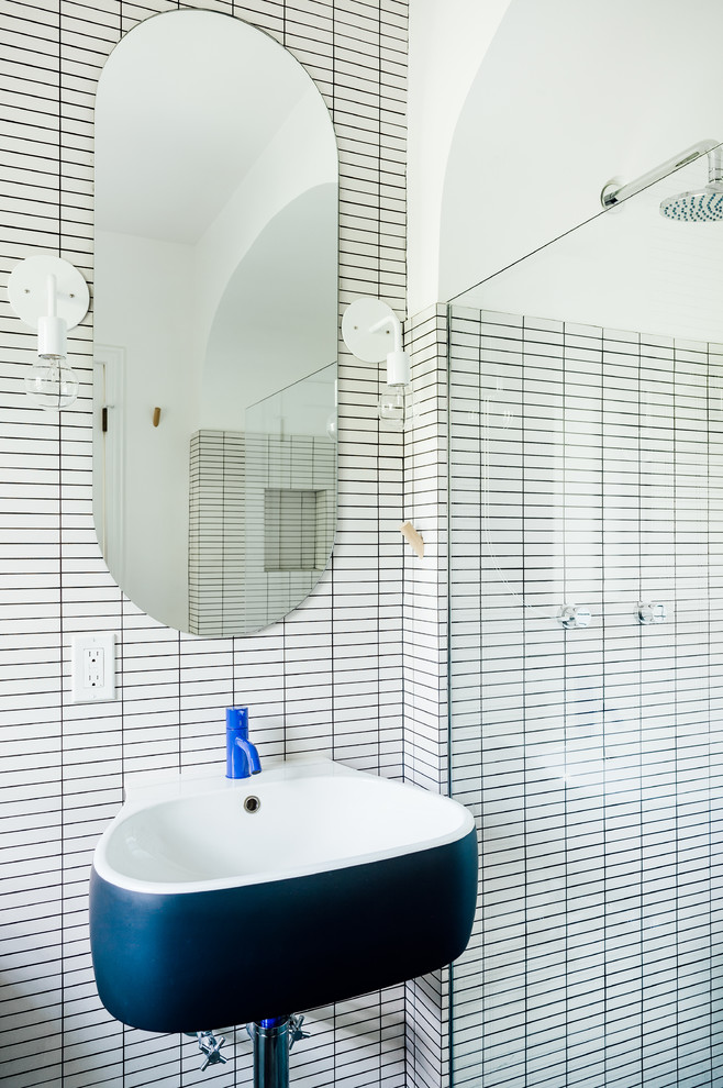 Idées déco pour une petite salle d'eau scandinave avec un carrelage blanc, des carreaux de porcelaine, un mur blanc et un lavabo suspendu.