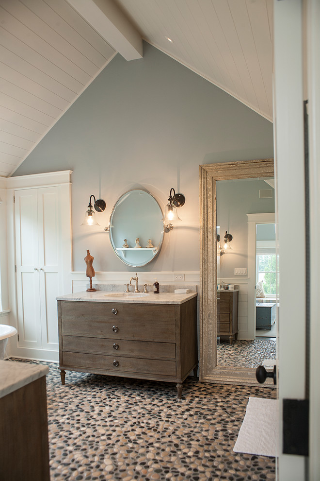 Свежая идея для дизайна: ванная комната в морском стиле с фасадами цвета дерева среднего тона, разноцветной плиткой, синими стенами и полом из галечной плитки - отличное фото интерьера