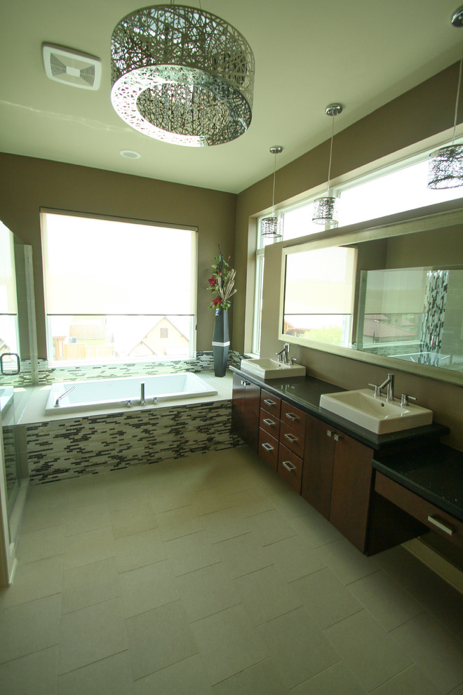 Пример оригинального дизайна: главная ванная комната в классическом стиле с консольной раковиной, темными деревянными фасадами, столешницей из гранита, накладной ванной, двойным душем, бежевыми стенами и полом из керамической плитки