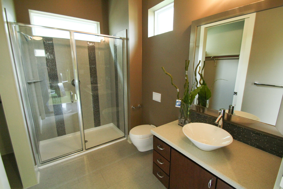 Idée de décoration pour une salle de bain design avec un plan vasque, un plan de toilette en quartz, un mur marron et un sol en carrelage de porcelaine.