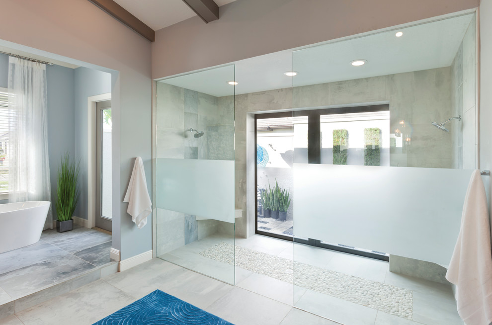 Пример оригинального дизайна: огромная главная ванная комната в стиле неоклассика (современная классика) с плоскими фасадами, темными деревянными фасадами, отдельно стоящей ванной, двойным душем, унитазом-моноблоком, серой плиткой, керамической плиткой, синими стенами, полом из керамической плитки, врезной раковиной, столешницей из искусственного камня, серым полом, открытым душем и белой столешницей