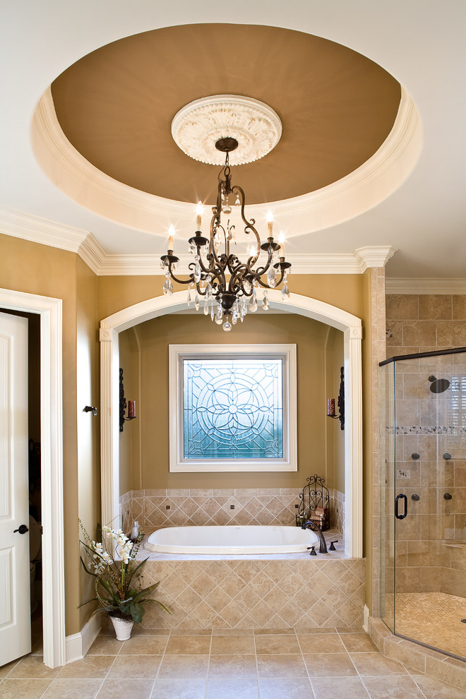 Идея дизайна: большая главная ванная комната в классическом стиле с ванной в нише, угловым душем, бежевой плиткой, керамической плиткой, коричневыми стенами и полом из керамической плитки