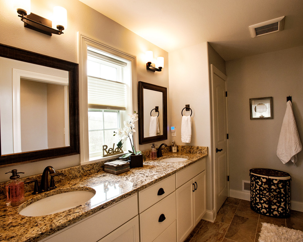 Idéer för ett klassiskt en-suite badrum, med luckor med infälld panel, vita skåp, beige väggar, klinkergolv i porslin, ett undermonterad handfat och granitbänkskiva