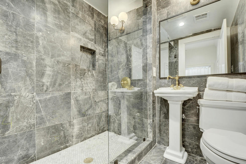 Idéer för att renovera ett litet vintage badrum, med vita skåp, en dusch i en alkov, en toalettstol med hel cisternkåpa, svart och vit kakel, marmorkakel, svarta väggar, marmorgolv, ett piedestal handfat, svart golv och med dusch som är öppen