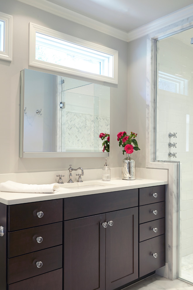 Стильный дизайн: ванная комната в классическом стиле с врезной раковиной, столешницей из кварцита, душем без бортиков, белой плиткой и каменной плиткой - последний тренд