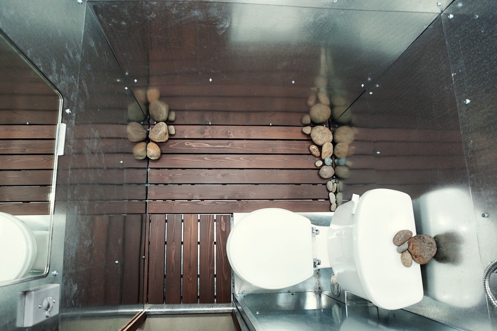 Inspiration för ett litet funkis badrum med dusch, med en öppen dusch, en toalettstol med hel cisternkåpa, grå väggar och mörkt trägolv
