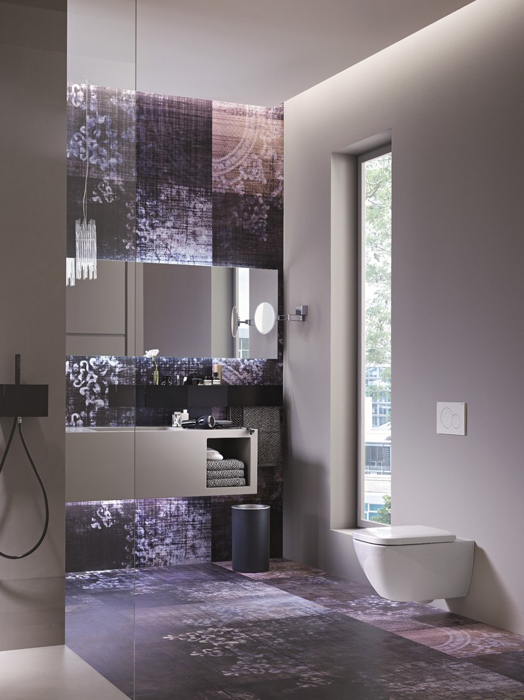 Aménagement d'une petite salle de bain principale moderne avec un lavabo suspendu, une douche à l'italienne, WC suspendus, un carrelage blanc, un mur violet et un plan de toilette en surface solide.