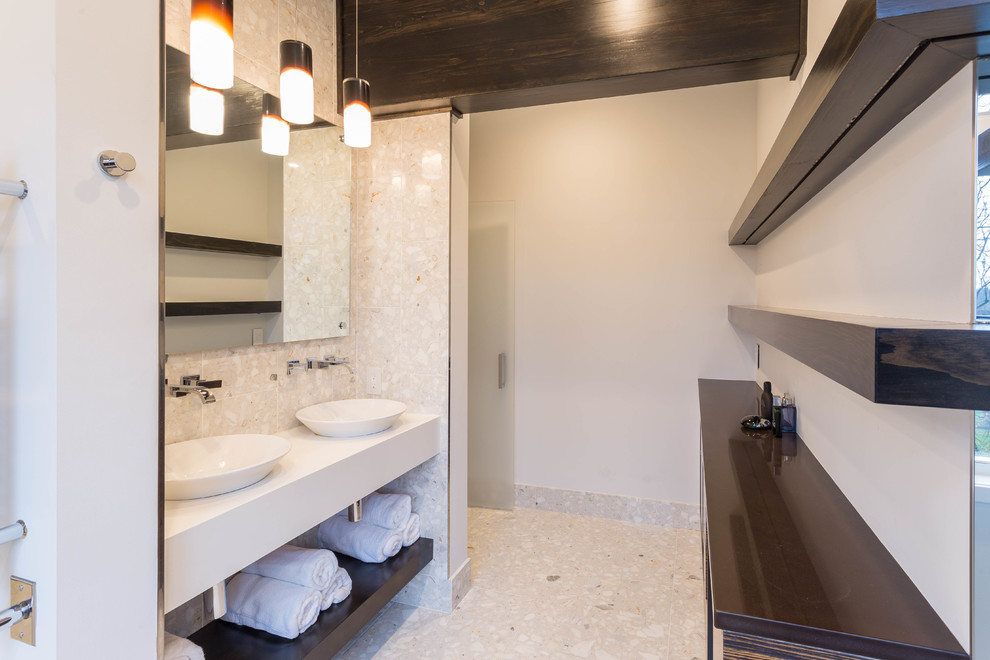 Imagen de cuarto de baño principal contemporáneo de tamaño medio con paredes beige, armarios abiertos, lavabo encastrado y encimera de cuarzo compacto