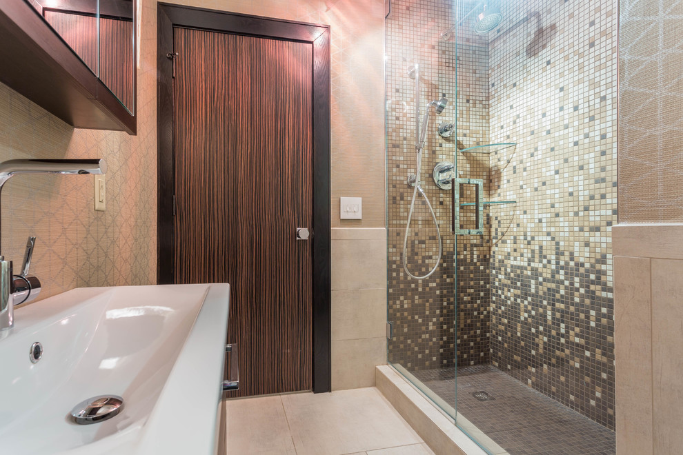 Esempio di una stanza da bagno con doccia design di medie dimensioni con ante lisce, ante in legno scuro, doccia alcova, piastrelle beige, piastrelle marroni, piastrelle a mosaico, pareti beige, lavabo integrato e pavimento in gres porcellanato