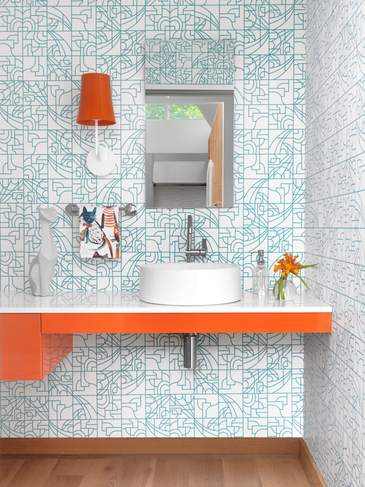 Ispirazione per una stanza da bagno con doccia design di medie dimensioni