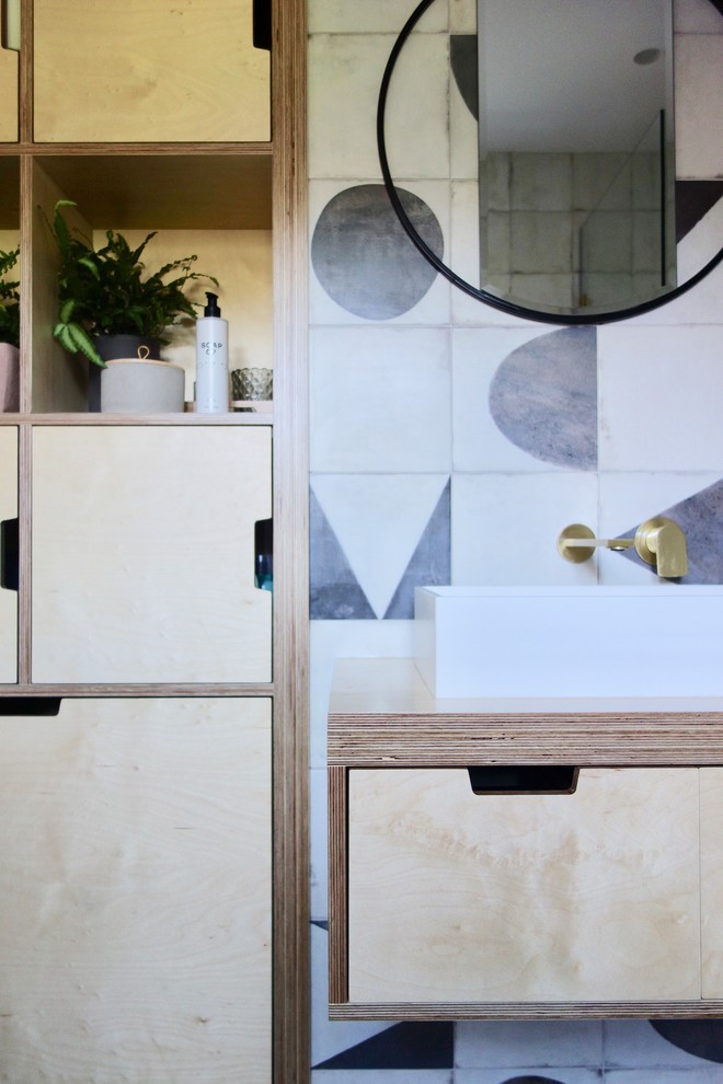 Стильный дизайн: детская ванная комната в скандинавском стиле с светлыми деревянными фасадами, накладной ванной, душем над ванной, унитазом-моноблоком, черно-белой плиткой, керамогранитной плиткой, белыми стенами, полом из керамогранита, консольной раковиной, столешницей из дерева и разноцветным полом - последний тренд