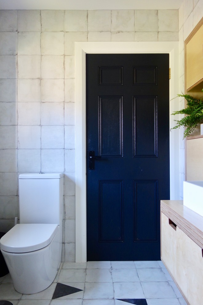 Свежая идея для дизайна: детская ванная комната в скандинавском стиле с светлыми деревянными фасадами, накладной ванной, душем над ванной, унитазом-моноблоком, черно-белой плиткой, керамогранитной плиткой, белыми стенами, полом из керамогранита, консольной раковиной, столешницей из дерева и разноцветным полом - отличное фото интерьера