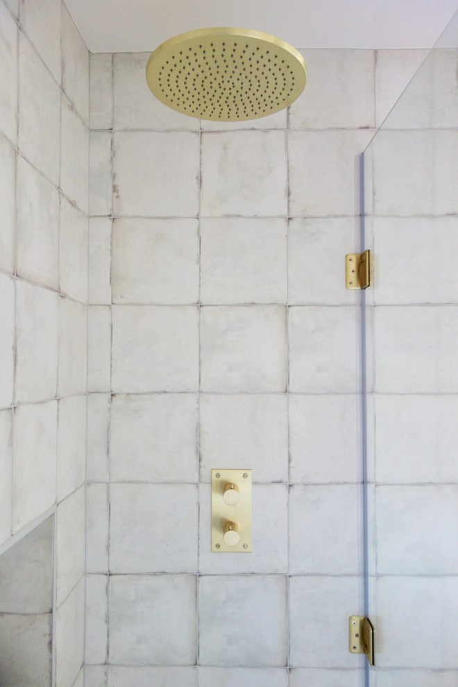Пример оригинального дизайна: детская ванная комната в скандинавском стиле с светлыми деревянными фасадами, накладной ванной, душем над ванной, унитазом-моноблоком, черно-белой плиткой, керамогранитной плиткой, белыми стенами, полом из керамогранита, консольной раковиной, столешницей из дерева и разноцветным полом