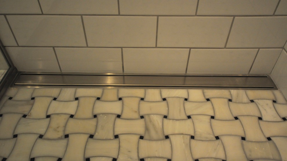Bathroom - traditional bathroom idea in Milwaukee