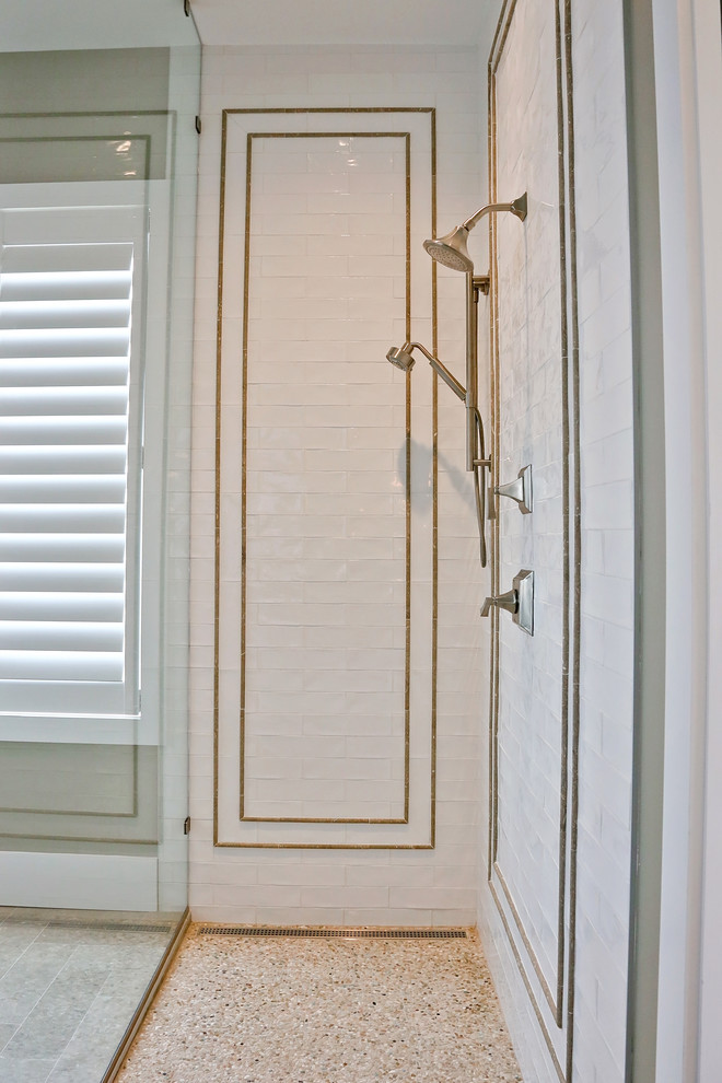 Пример оригинального дизайна: большая главная ванная комната в стиле неоклассика (современная классика) с отдельно стоящей ванной, душем без бортиков, белой плиткой, полом из известняка, столешницей из кварцита, бежевым полом и открытым душем