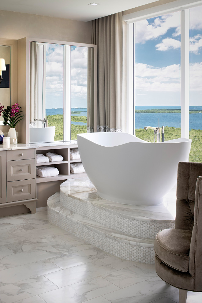 Idéer för stora vintage vitt en-suite badrum, med luckor med infälld panel, grå skåp, ett fristående badkar, beige väggar och grått golv
