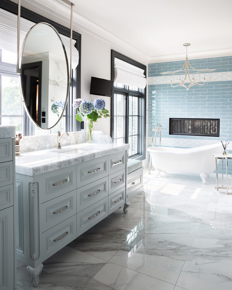 Свежая идея для дизайна: большая главная ванная комната в стиле неоклассика (современная классика) с ванной на ножках, серыми фасадами, синей плиткой, белыми стенами, врезной раковиной, белым полом, белой столешницей и фасадами с выступающей филенкой - отличное фото интерьера