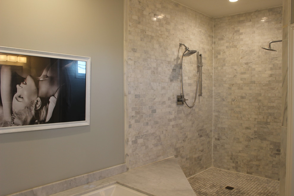 Idéer för stora vintage en-suite badrum, med ett undermonterad handfat, skåp i shakerstil, vita skåp, marmorbänkskiva, ett undermonterat badkar, en öppen dusch, en toalettstol med separat cisternkåpa, vit kakel, stenkakel, grå väggar och marmorgolv