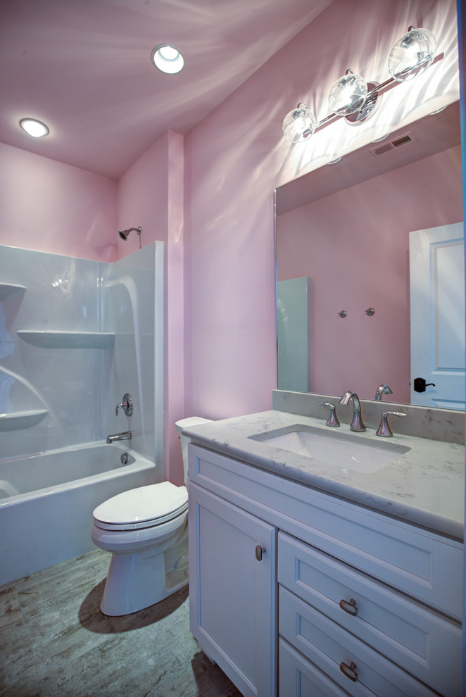 Idée de décoration pour une salle de bain tradition avec un mur rose.