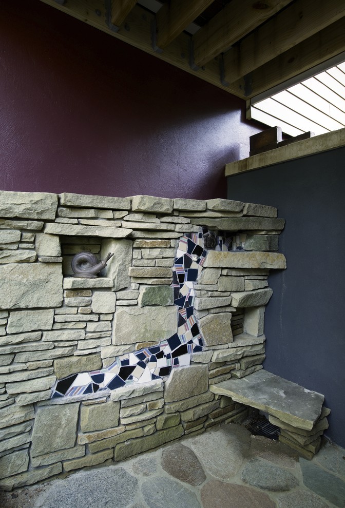 Источник вдохновения для домашнего уюта: ванная комната среднего размера в стиле фьюжн с фиолетовыми стенами, разноцветной плиткой, плиткой из листового камня и разноцветным полом