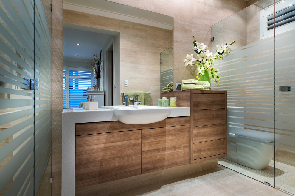 パースにあるコンテンポラリースタイルのおしゃれな浴室 (オーバーカウンターシンク、フラットパネル扉のキャビネット、ベージュのタイル、濃色木目調キャビネット) の写真