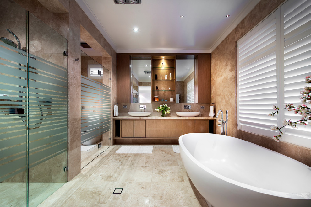 Modernes Badezimmer mit Aufsatzwaschbecken, flächenbündigen Schrankfronten, hellbraunen Holzschränken, freistehender Badewanne und Duschnische in Perth