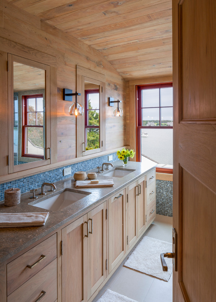 Стильный дизайн: главная ванная комната в стиле рустика с врезной раковиной, фасадами с утопленной филенкой, синей плиткой, стеклянной плиткой, коричневыми стенами, полом из линолеума и светлыми деревянными фасадами - последний тренд