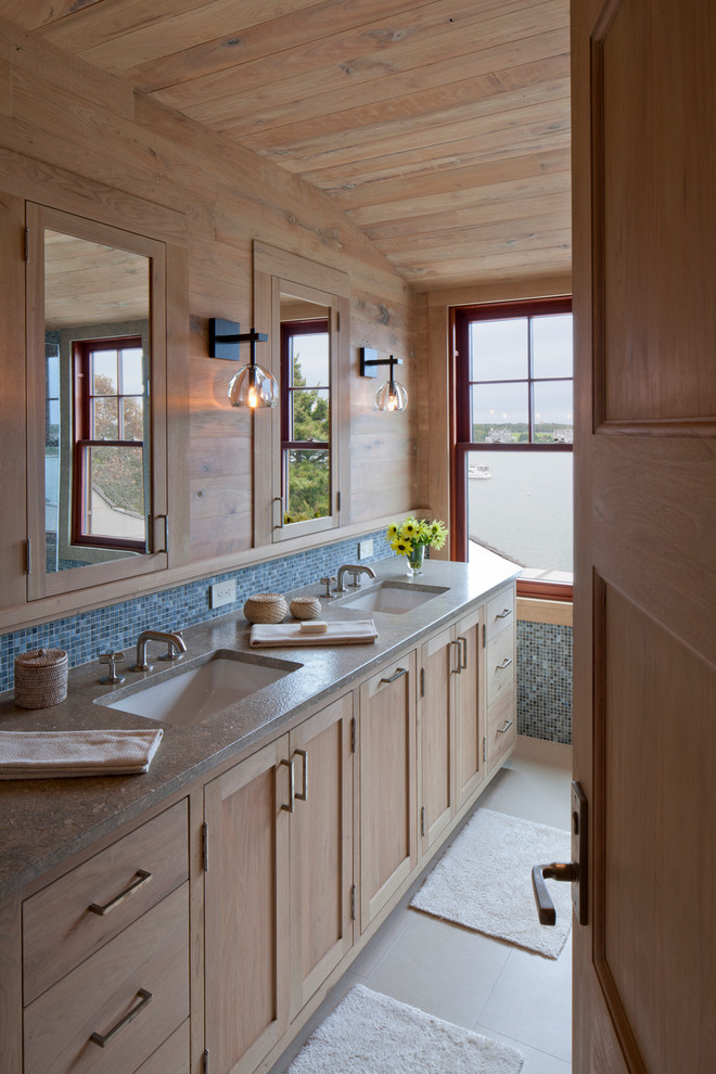 Modelo de cuarto de baño rústico con armarios estilo shaker, puertas de armario de madera clara, baldosas y/o azulejos azules y baldosas y/o azulejos en mosaico
