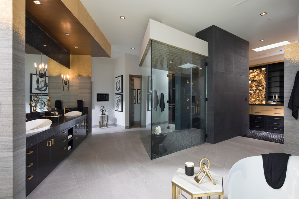 Стильный дизайн: большая главная ванная комната в современном стиле с стеклянными фасадами, черными фасадами, отдельно стоящей ванной, душем без бортиков, столешницей из искусственного кварца, душем с распашными дверями и черной столешницей - последний тренд