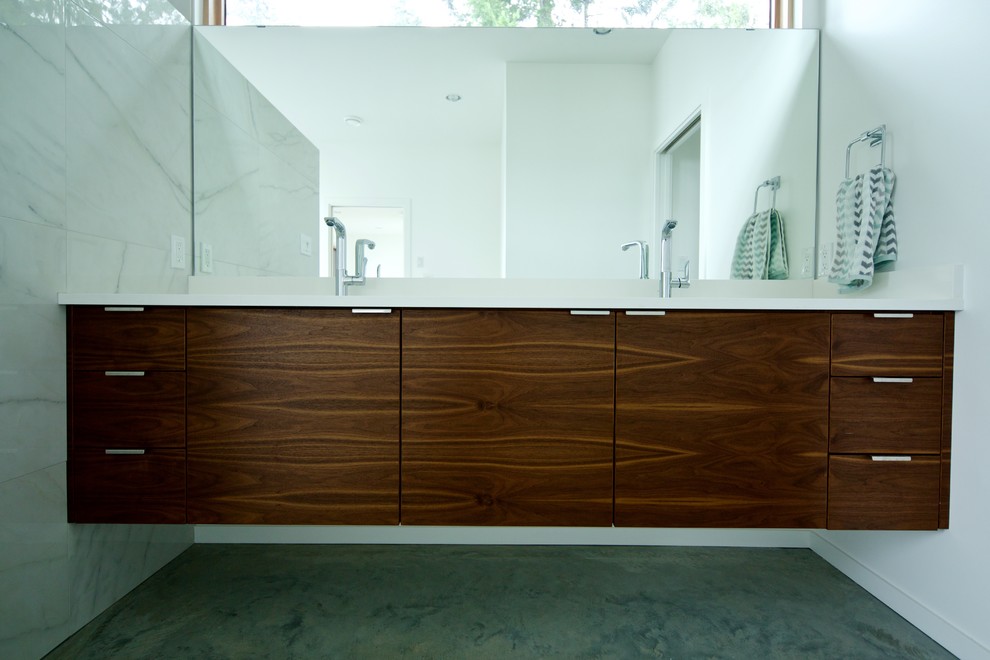 Immagine di una stanza da bagno padronale minimalista di medie dimensioni con ante lisce, ante in legno scuro, piastrelle bianche, pareti bianche, pavimento in cemento, lavabo sottopiano e top in quarzite