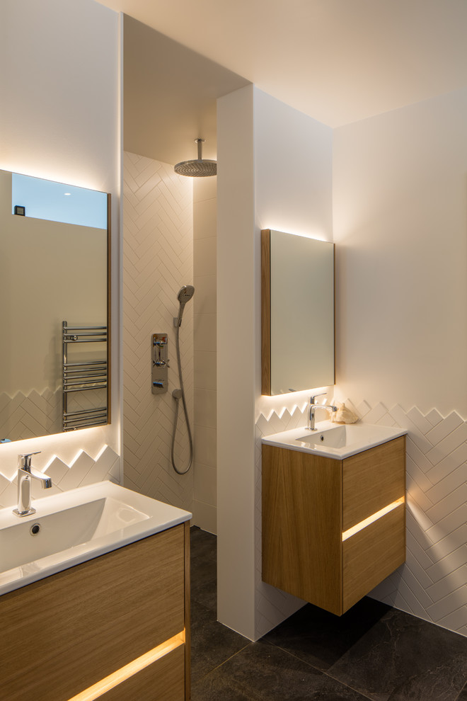 Immagine di una stanza da bagno padronale design con ante in legno chiaro, doccia aperta, pareti bianche, pavimento con piastrelle in ceramica, lavabo a consolle, pavimento grigio e doccia aperta