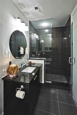 Imagen de cuarto de baño contemporáneo pequeño con armarios estilo shaker, puertas de armario negras, encimera de granito, ducha empotrada, baldosas y/o azulejos negros, baldosas y/o azulejos de cerámica, paredes blancas y suelo de baldosas de porcelana
