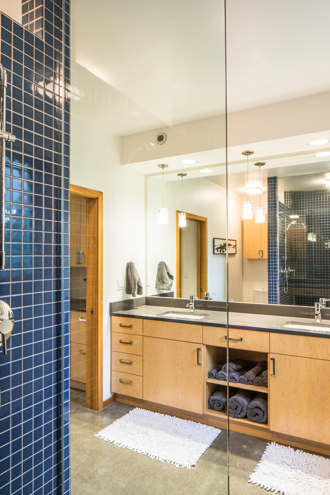 Foto de cuarto de baño principal clásico de tamaño medio con puertas de armario de madera clara, baldosas y/o azulejos azules, paredes blancas, suelo de cemento y suelo gris
