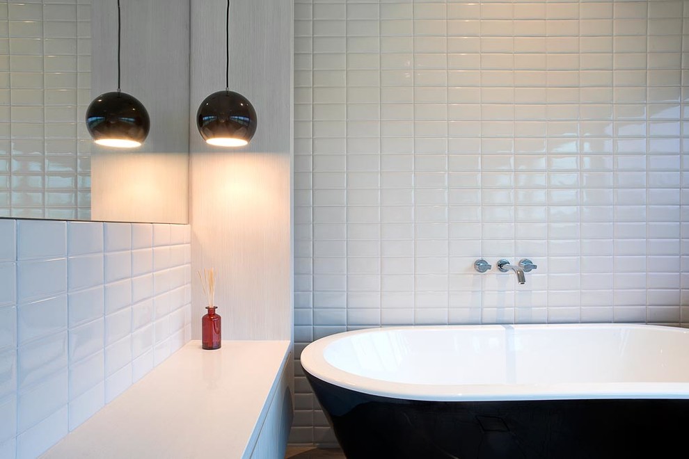 Exempel på ett stort modernt badrum, med ett avlångt handfat, luckor med infälld panel, vita skåp, granitbänkskiva, ett fristående badkar, en öppen dusch, vit kakel, keramikplattor och vita väggar