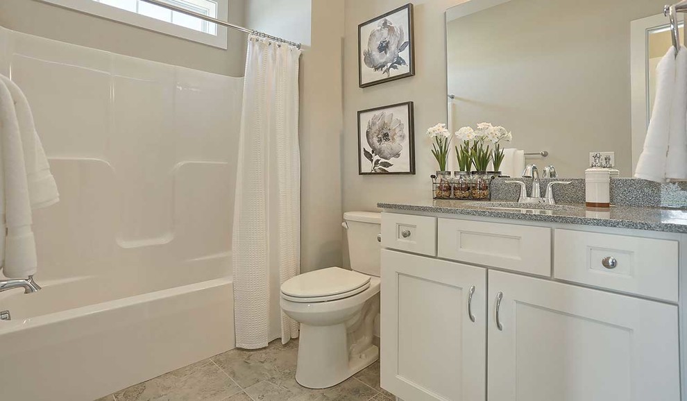 Пример оригинального дизайна: большая главная ванная комната в стиле рустика с белыми фасадами, душем над ванной, серыми стенами, полом из керамической плитки, монолитной раковиной, мраморной столешницей, бежевым полом, шторкой для ванной и серой столешницей