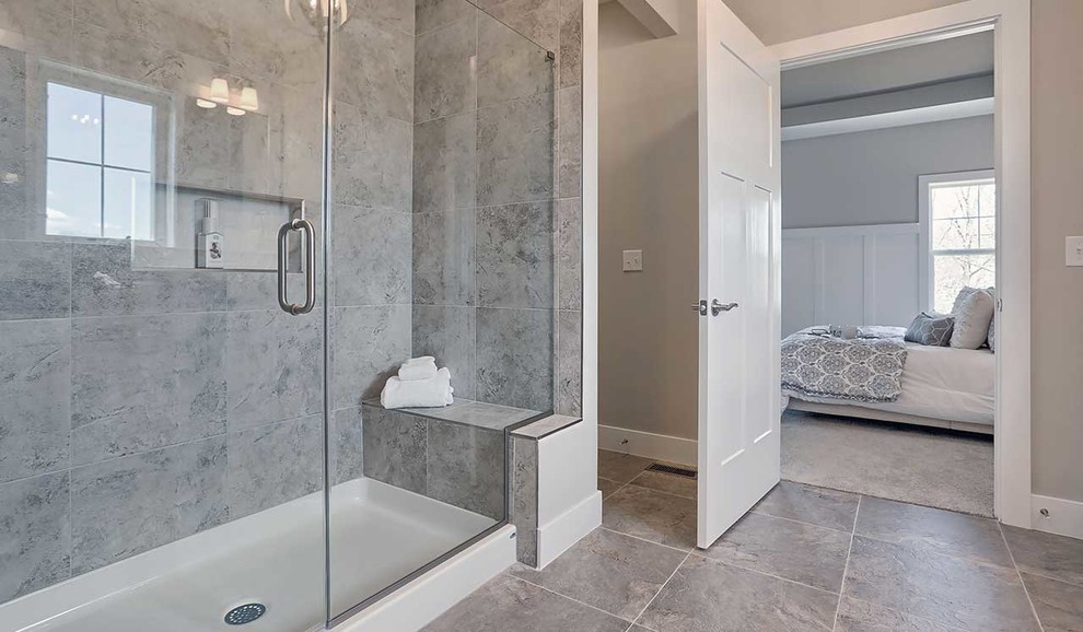 Inredning av ett rustikt stort grå grått en-suite badrum, med vita skåp, en dusch i en alkov, grå väggar, marmorbänkskiva, klinkergolv i keramik, ett integrerad handfat, grått golv och dusch med gångjärnsdörr