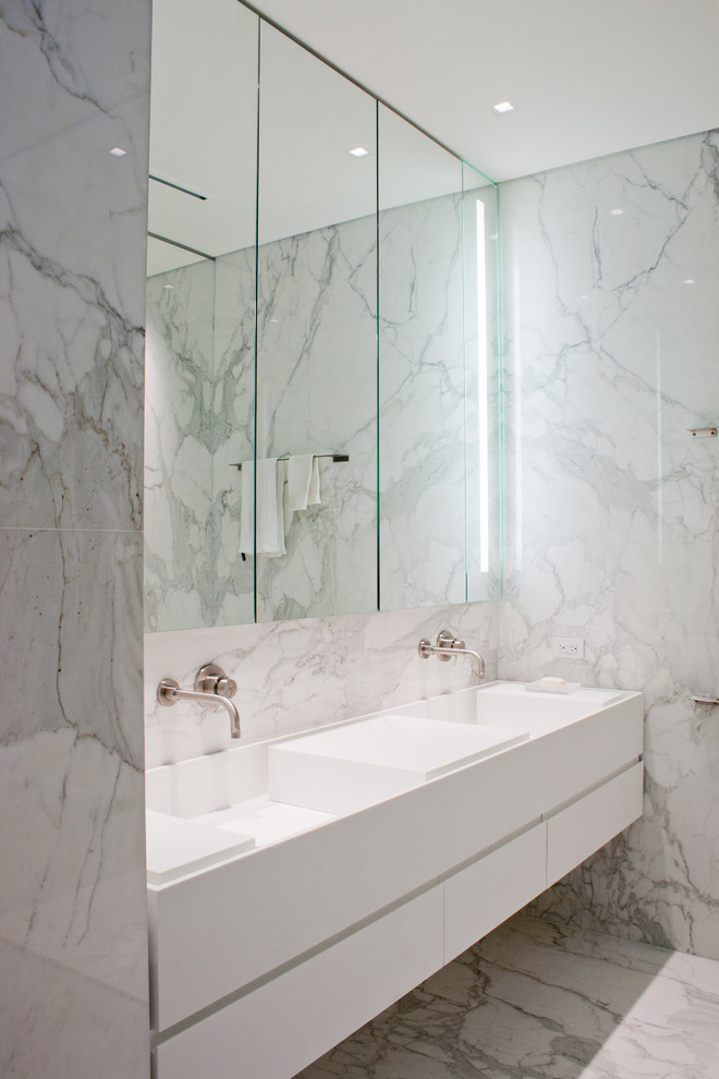 Modelo de cuarto de baño moderno con lavabo integrado, baldosas y/o azulejos blancos, paredes blancas, suelo de mármol y baldosas y/o azulejos de mármol