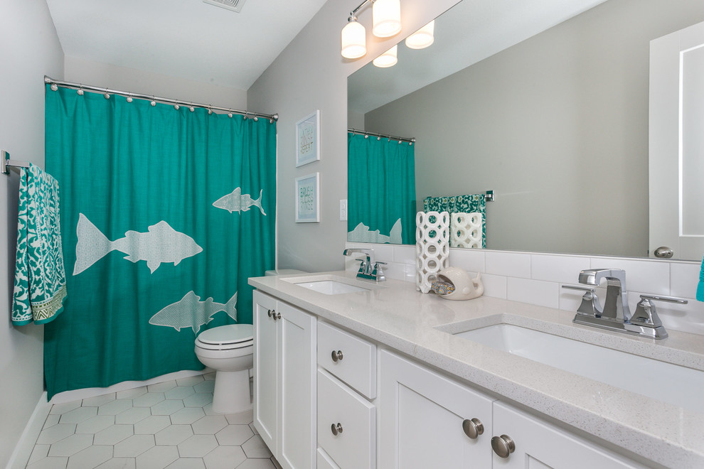 Idéer för ett mellanstort amerikanskt badrum för barn, med skåp i shakerstil, vita skåp, ett badkar i en alkov, en dusch/badkar-kombination, grå väggar, klinkergolv i keramik och ett undermonterad handfat