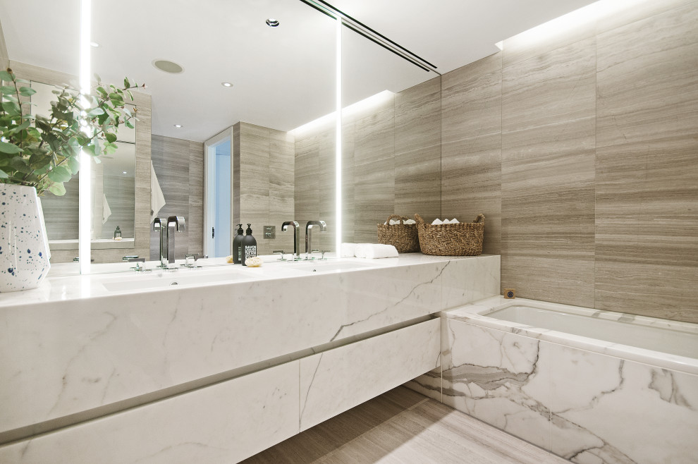 Свежая идея для дизайна: ванная комната в современном стиле с плоскими фасадами, белыми фасадами, серой плиткой, врезной раковиной, серым полом, белой столешницей, тумбой под две раковины и подвесной тумбой - отличное фото интерьера