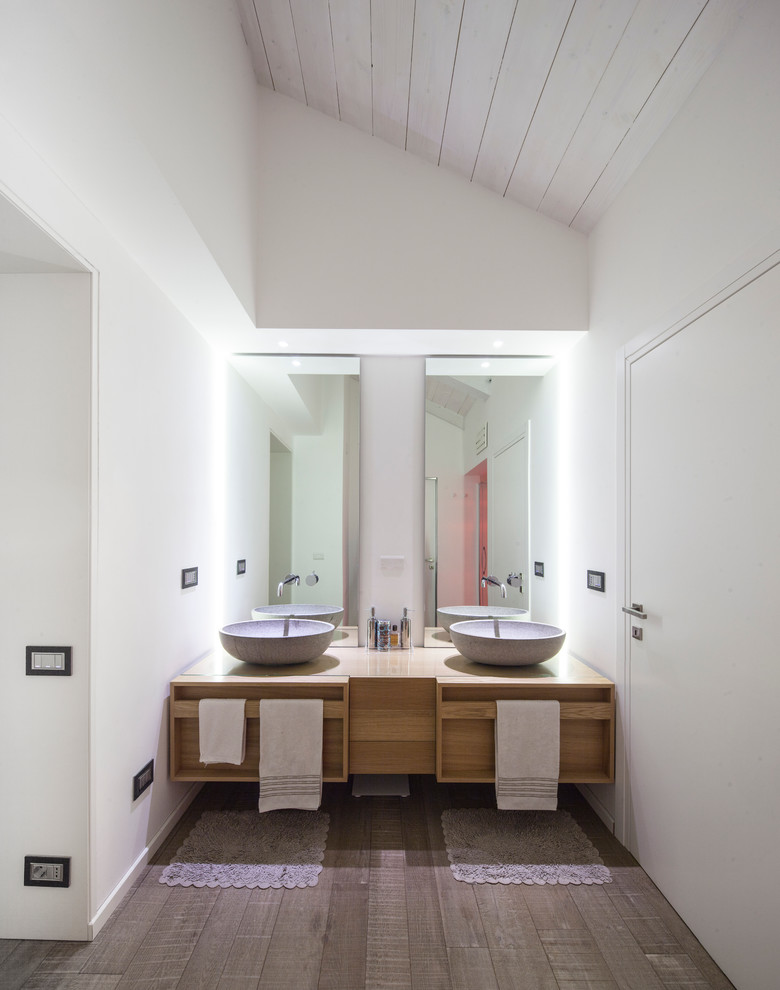 Inspiration for a modern bathroom remodel in Turin