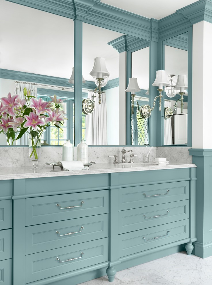Esempio di una grande stanza da bagno padronale chic con vasca freestanding, pareti blu, pavimento in marmo, top in marmo e porta doccia a battente