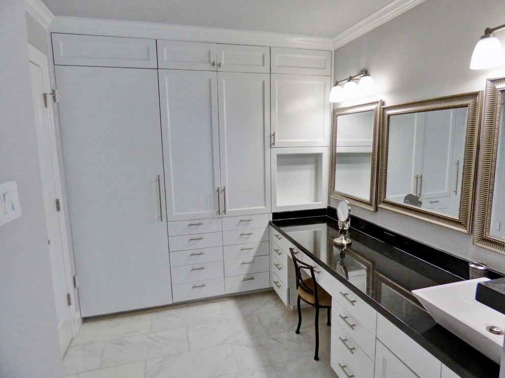 Exempel på ett mycket stort modernt en-suite badrum, med släta luckor, vita skåp, ett platsbyggt badkar, en toalettstol med separat cisternkåpa, grå kakel, marmorkakel, grå väggar, marmorgolv, ett fristående handfat och granitbänkskiva